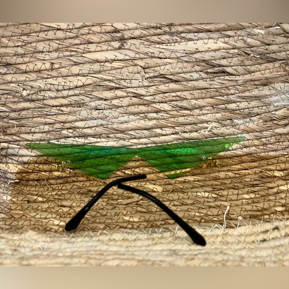 Green Abstract Avant Garde No Frame Retro Sunglasses - Picture 3 of 3